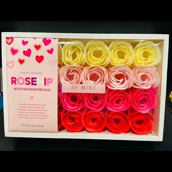 Valentine’s Day gift beauty concepts
SCENTED SOAP PETALS 24pc in wood box - Picture 5 of 6